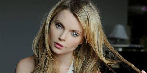 Izabella Miko – Wikipedia, wolna encyklopedia.